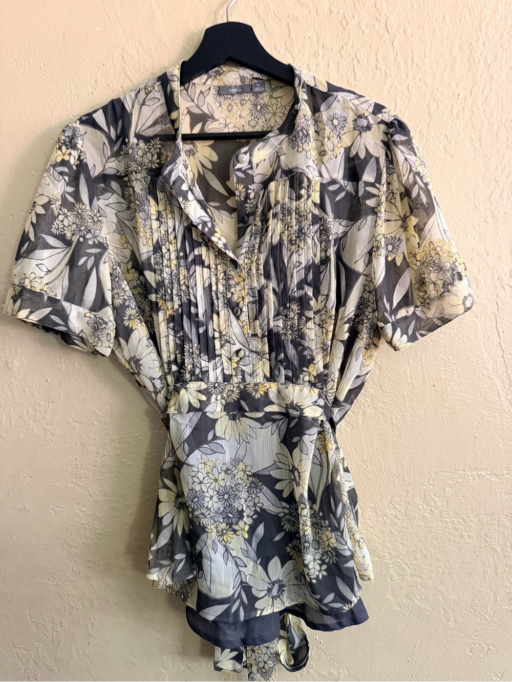 Apt. 9 Floral Pintuck Short Sleeve Blouse in Gray and Cream with Yellow Accents